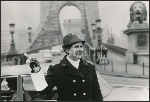 1975 Budapest, Új divatos egyenruhát kaptak a női rendőrök, vintage fotó, 16x23,5 cm