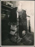 cca 1925 Budapest, Röck István Gépgyára, 13 db vintage fotó és egy boríték a gyárból, 13x18 cm és 8x...