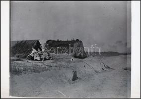 cca 1920 Kubikus kordék és kunyhók, 2 db korabeli üveglemez negatívról készült mai nagyítás, 18x25 c...