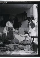 cca 1930 Kártyavető jósnő és a fizetsége, Kerny István (1879-1963) hagyatékában levő 2 db üveglemez ...