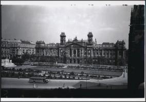 cca 1928 Budapest, Kossuth tér az országházból nézve, Kerny István (1879-1963) hagyatékában levő üveglemez negatív modern nagyítása, 18x25 cm