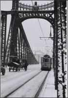 cca 1937 Budapest, a 61-es villamos a Ferenc József hídon, korabeli felvételről készült mai nagyítás, 25x18 cm