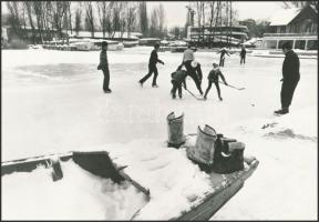 cca 1977 Balatonfüred, Téli játékok a befagyott Balatonon, vintage fotó, 16,5x23,5 cm