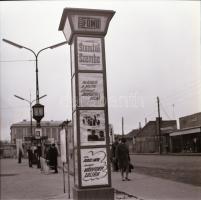 1970 Budapest, a Fővárosi Moziüzemi Vállalat hirdető oszlopai, plakáthelyei, kirakatai, ahol az új f...