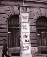 1970 Budapest, a Fővárosi Moziüzemi Vállalat hirdető oszlopai, plakáthelyei, kirakatai, ahol az új f...