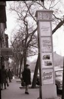 1970 Budapest, a Fővárosi Moziüzemi Vállalat hirdető oszlopai, plakáthelyei, kirakatai, ahol az új f...