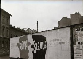 1970 Budapest, a Fővárosi Moziüzemi Vállalat hirdető oszlopai, plakáthelyei, kirakatai, ahol az új f...