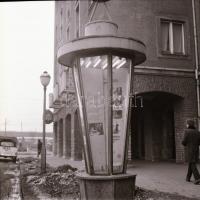 1970 Budapest, a Fővárosi Moziüzemi Vállalat hirdető oszlopai, plakáthelyei, kirakatai, ahol az új f...