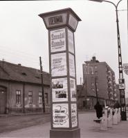 1970 Budapest, a Fővárosi Moziüzemi Vállalat hirdető oszlopai, plakáthelyei, kirakatai, ahol az új f...