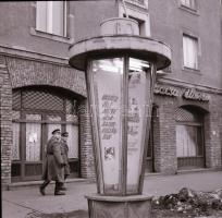1970 Budapest, a Fővárosi Moziüzemi Vállalat hirdető oszlopai, plakáthelyei, kirakatai, ahol az új f...