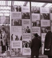 1970 Budapest, a Fővárosi Moziüzemi Vállalat hirdető oszlopai, plakáthelyei, kirakatai, ahol az új f...