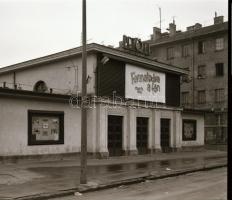 1973 Budapest, a PETŐFI mozi külső-belső felvételei, 5 db szabadon felhasználható negatív, 6x7 cm