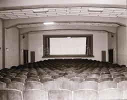 1973 Budapest, a PETŐFI mozi külső-belső felvételei, 5 db szabadon felhasználható negatív, 6x7 cm