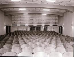 1973 Budapest, a PETŐFI mozi külső-belső felvételei, 5 db szabadon felhasználható negatív, 6x7 cm