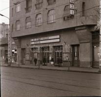 1973 Budapest, a FÉNY mozi külső-belső felvételei, 6 db szabadon felhasználható negatív, 6x7 cm