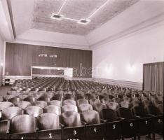 1973 Budapest, a FÉNY mozi külső-belső felvételei, 6 db szabadon felhasználható negatív, 6x7 cm