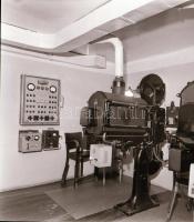 1973 Budapest, a FÉNY mozi külső-belső felvételei, 6 db szabadon felhasználható negatív, 6x7 cm