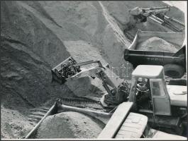 cca 1978 Zsigri Oszkár (1933-?): Sóderolnak egész nap, jelzés nélküli vintage fotóművészeti alkotás a szerző hagyatékából, 18x24 cm