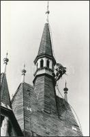 cca 1980 Budapest, villámhárító csere a városligeti Vajdahunyad vár egyik tornyán, vintage fotó,23x15 cm