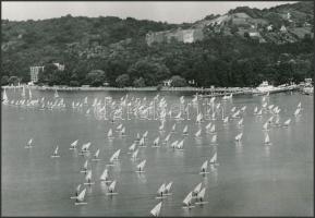 cca 1980 Tihany, a Balatonon megrendezett 4. Szélsikló Világbajnokság résztvevői, vintage fotó, 16,5x23,5 cm