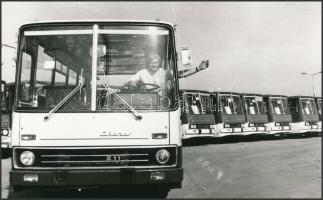 cca 1979 Székesfehérvár, az Ikarus Gyár összeszerelő csarnoka és a kész termékek, 2 db vintage fotó,...