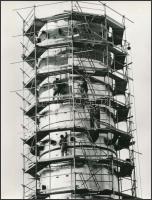 cca 1975 Szolnok, az Állatforgalmi és Húsipari Vállalat víztisztító telepet épít, vintage fotó, 22,5x17,5 cm