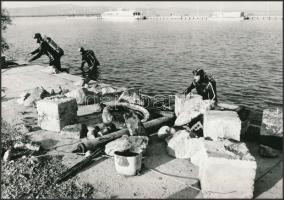 cca 1980 Agárd, könnyűbúvárok tisztítják a kikötő medrét, vintage fotó, 16,5x23,5 cm