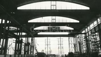 cca 1976 Székesfehérvár, a Könnyűfémmű új hengerműcsarnoka és az üzembe állított új hengersora, amel...