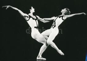 cca 1978 Budapest, jelenet a Tankred és Clorinda párviadala című előadásból, vintage fotó, 16,5x23,5 cm