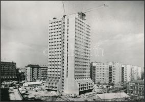 cca 1979 Budapest, épül a Budapesti Műszaki Egyetem új kollégiuma, vintage fotó, 17x23,5 cm