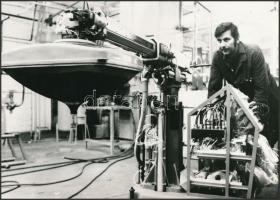 cca 1980 Gyöngyös, az Egyesült Izzó gyárában ipari robotot fejlesztettek ki televíziós képcsövek tov...