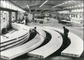 cca 1979 Agárd, az Agrokomplex üzemében fából készült építőelemeket készítenek raktárak, uszodák, és...