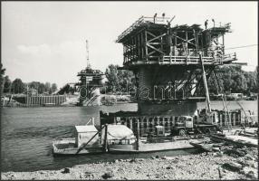 cca 1980 Csongrád - Szentes között új Tisza-híd épül, vintage fotó, 16x23,5 cm