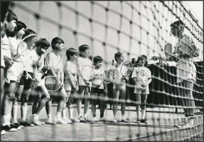 cca 1979 Utánpótlás nevelés a teniszpályán, vintage fotó, 16x23,5 cm