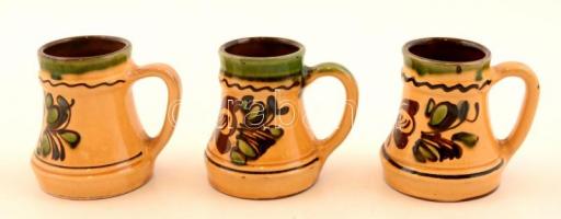 Füles boros kupák (3 db), kézzel festett mázas kerámiák, hibátlanok, m:8,5 cm ( 3×)