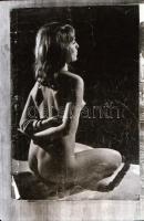 cca 1968 Akt fotók repró negatívja, 34 db 24x36 mm-es jó minőségű negatív, tároló tasakban