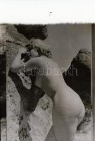 cca 1968 Akt fotók repró negatívja, 34 db 24x36 mm-es jó minőségű negatív, tároló tasakban