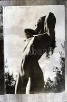 cca 1968 Akt fotók repró negatívja, 34 db 24x36 mm-es jó minőségű negatív, tároló tasakban