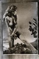 cca 1968 Akt fotók repró negatívja, 34 db 24x36 mm-es jó minőségű negatív, tároló tasakban