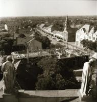 cca 1965 Kecskeméti építkezés, 6x6 cm-es negatív és az erről készült 15x10 cm-es nagyítás, Vincze Já...