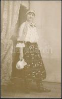 1912 Mohács, Sokác menyecske vasárnapi díszben, feliratozott vintage fotó, 14x9 cm