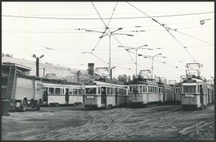 1984 Budapest, a 17-es és a 9-es villamos a remíz udvarán, vintage fotó, 9x14 cm