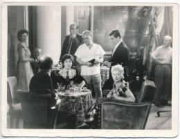 cca 1950 Filmfotó: Ruttkai Éva (1927-1986), Gábor Miklós (1919-1998) és mások, 9x12 cm.