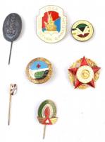 Vegyes 16db-os jelvény és kitűző tétel, közte DN "Dobó István Gimnázium - Eger" zománcozot...