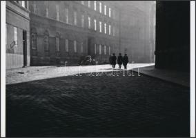 cca 1950 Séta a budai várban, vintage felvételről készült mai nagyítás, 18x25 cm