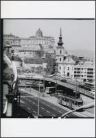 cca 1970 Budapest, villamosok az Erzsébet híd budai hídfőjénél, vintage negatívról készült mai nagyítás, 25x18 cm