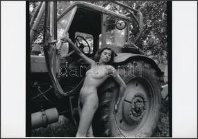 cca 1985 Traktoroknak imádója, finoman erotikus fénykép, korabeli negatívról készült mai nagyítás, 18x25 cm / erotic photo, 18x25 cm