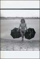 cca 1976 Fotózkodás a vízparton, finoman erotikus fénykép, korabeli negatívról készült mai nagyítás,...