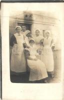Vöröskeresztes nővérek / Red Cross nurses, photo (kopott sarkak / worn edges)