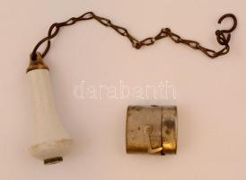 Kis bolha tétel: régi wc lehúzó (h: 34 cm), tintatartó(4,5x4,5x2 cm)